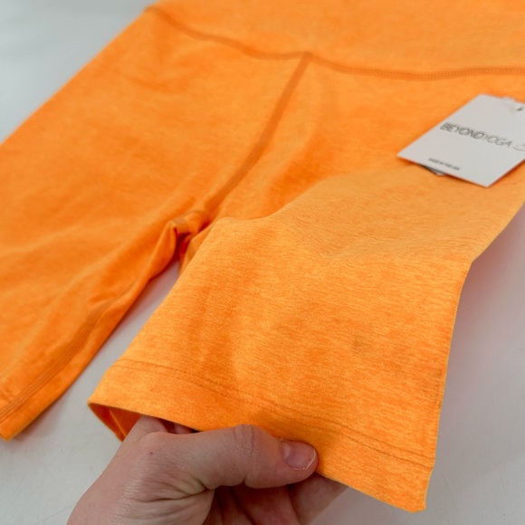 NWT Beyond Yoga Spacedye Keep Pace 7" Short Mapht Orange Size Medium - Picture 2 of 10